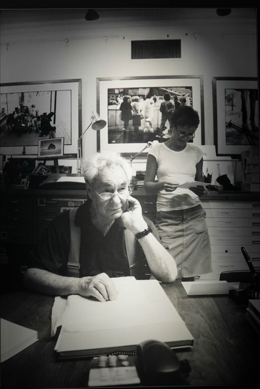 Ellitt Erwitt dans son studio photo à New York avec sa femme